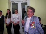 Евгения Константиновна Карасёва делится воспоминаниями со старшеклассниками. 9 мая 2014 года.