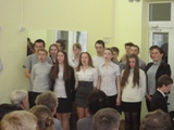 Песню из к/ф "Белорусский вокзал" исполняет вокальная группа 8б класса